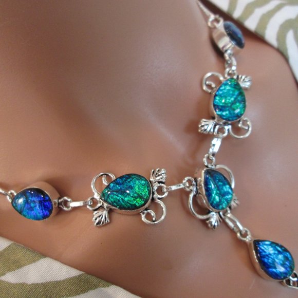 a gemstone,in a simple sitting,is the centerpiece of this necklace.the necklace - Picture 2 of 8